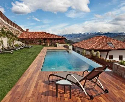 Agradable espacio exterior con piscina, solarium y vistas al entorno natural que rodea el hotel.