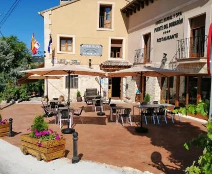 Acogedor hotel spa con terraza y comedores exteriores.