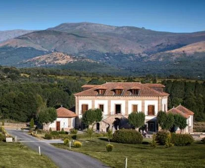 Hermoso edificio de este hotel boutique rural rodeado de naturaleza.