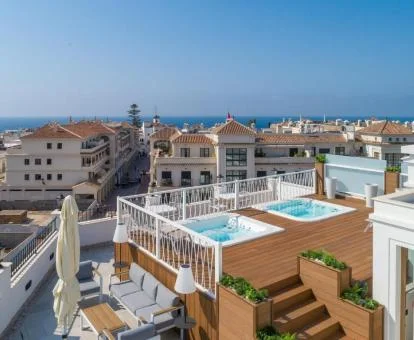 Agradable terraza solarium con jacuzzis y vistas de este coqueto hotel.