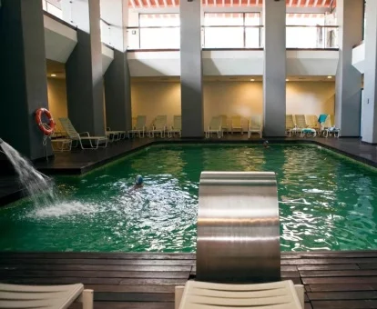 Zona de aguas del centro de bienestar del hotel.