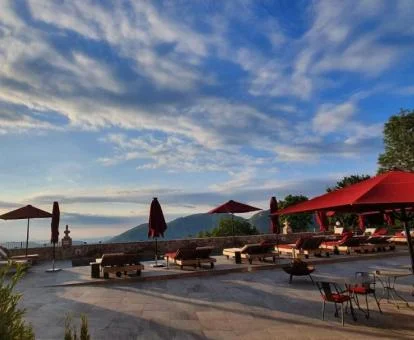 Terraza exterior con mobiliario y preciosas vistas a la naturaleza de este hotel solo para adultos.