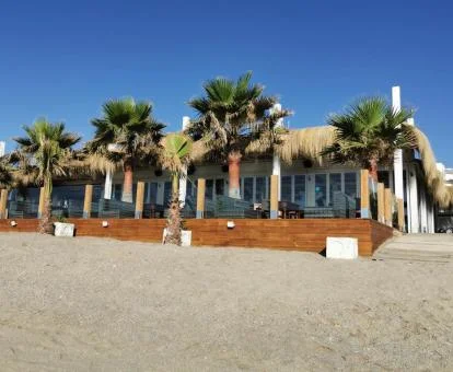 Edificio de este hotel solo para adultos junto a la playa.