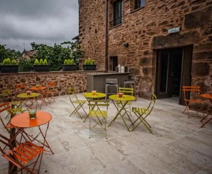 Terraza con comedores exteriores de este hotel con encanto.