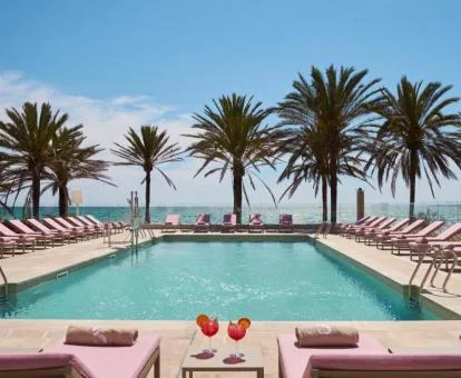 Gran piscina exterior con solarium y vistas al mar de este hotel solo para adultos.