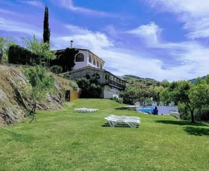 Edificio de este hotel rural en un hermoso entorno rodeado de vegetación.