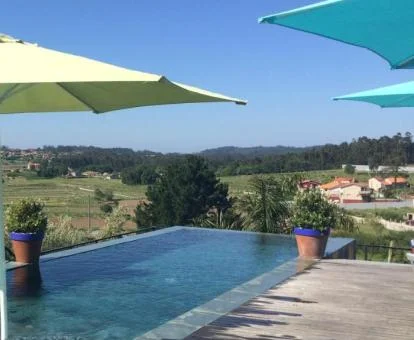 Agradable zona exterior con solarium y piscina con vistas a la naturaleza de este hotel.