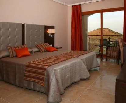 Una de las modernas habitaciones con vistas a las montañas que rodean el hotel.