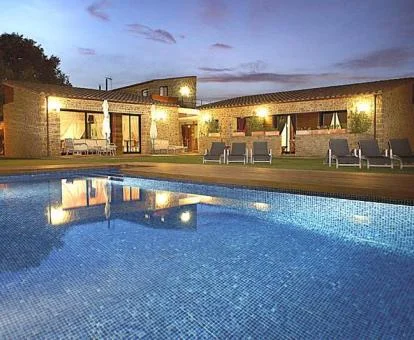 Foto exterior de este hotel con encanto con piscina exterior.