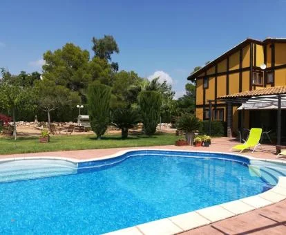 Precioso hotel rural con piscina y amplios jardines.