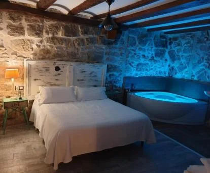 Dormitorio con jacuzzi privado junto a la cama del apartamento de un dormitorio del establecimiento.