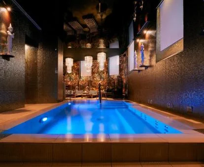 Piscina cubierta del centro de spa asiático de este elegante hotel.