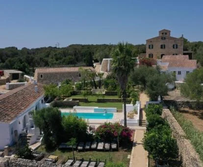 Hermoso agroturismo con amplias zonas exteriores y piscina rodeado de vegetación.