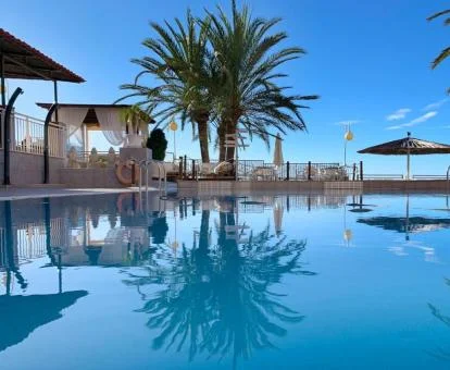 Gran piscina rodeada de tumbonas de este hotel con encanto.