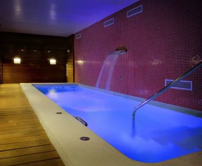 Piscina cubierta con hidroterapia del spa del hotel.