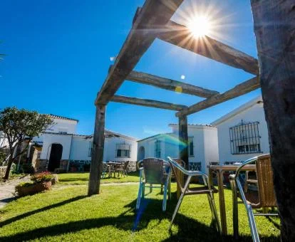 Zona exterior con mobiliario al aire libre y amplios jardines de este establecimiento rural.