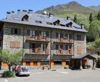Hermoso edificio rodeado de vegetación de este maravilloso hotel boutique entre montañas.