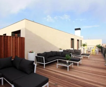 Uno de los elegantes espacios comunes al aire libre de este hotel boutique.