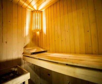 Sauna de las instalaciones de spa del hotel.
