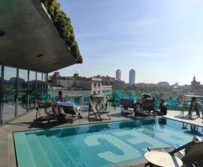 Piscina en la azotea del hotel con vistas a la ciudad.