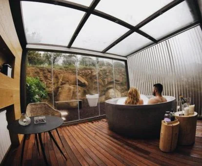 Una pareja disfrutando de un rato de relajación en la zona privada de su suite.