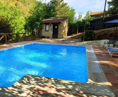 Zona exterior con piscina rodeada de naturaleza de esta maravillosa casa rural.