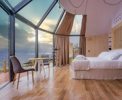 Una de las preciosas habitaciones con vistas de este glamping en la naturaleza.