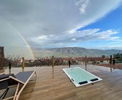 Maravillosa zona exterior con jacuzzi privado y vistas al campo de una de las suites del hotel.