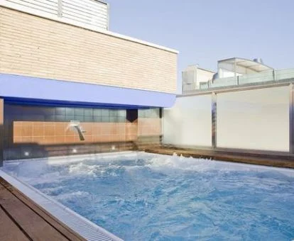 Piscina de hidroterapia al aire libre de la zona de bienestar de este hotel.