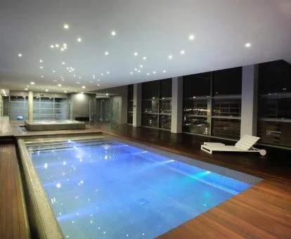 Zona de aguas del spa del hotel con vistas a la ciudad.