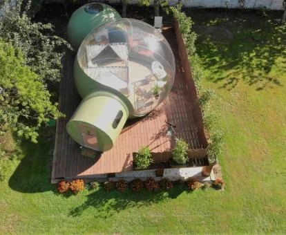 Habitación burbuja de este coqueto hotel rural ideal para parejas con parcela privada y vista desde arriba.