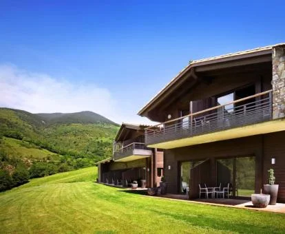 Precioso edificio de piedra rodeado de naturaleza de este hotel con encanto.