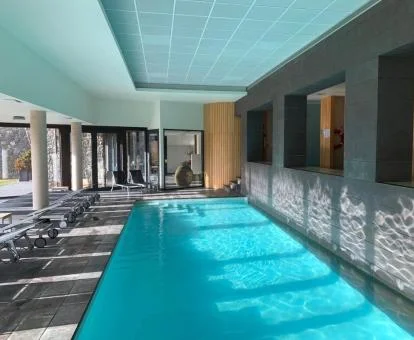 Piscina cubierta con zona de relajación del centro de spa de este hotel rural.