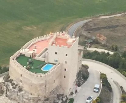 Fabuloso hotel dentro de un castillo en un tranquilo entorno rodeado de campiña.