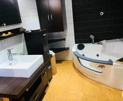 Fabuloso jacuzzi privado en el baño de este apartamento.