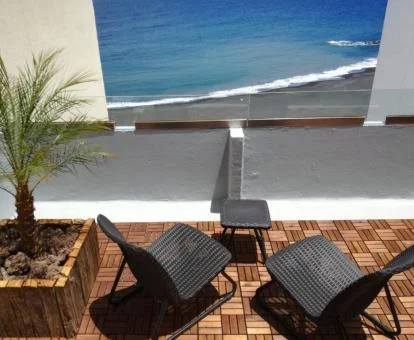 Terraza amueblada con vistas al mar del ático de este alojamiento.