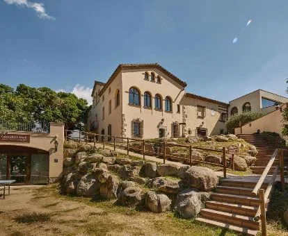 Edificio de este hermoso hotel rural con zonas exteriores en un entorno rural.