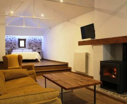 Habitación doble con bañera de hidromasaje y salón con chimenea de este hotel con encanto.