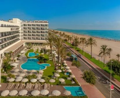 Precioso hotel de playa con piscinas exteriores y amplios jardines.