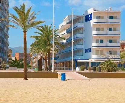 Edificio de este hotel solo para adultos ubicado en primera línea de playa.
