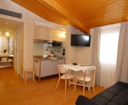Interior del coqueto apartamento con zona de cocina de este establecimiento.
