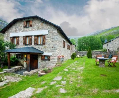 Edificio de piedra de este hermoso hotel boutique rural con amplios jardines.