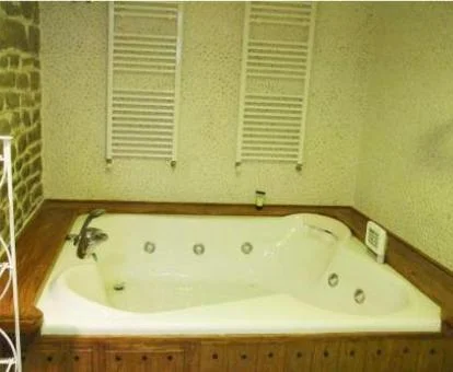 Amplio jacuzzi privado del apartamento de un dormitorio de este establecimiento.
