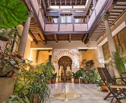 Hermoso patio central con mobiliario y vegetación de este hotel boutique.