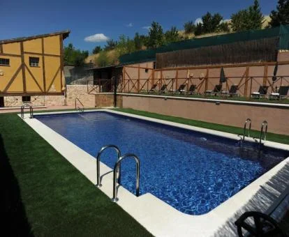 Zona exterior con piscina de este hotel rural.
