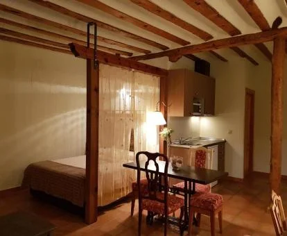 Una de las acogedoras habitaciones con zona de cocina.
