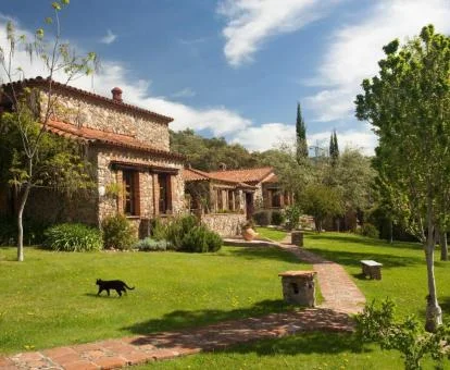 Maravilloso hotel rural con amplios jardines y vegetación.