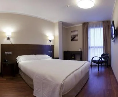 Una de las amplias habitaciones de estilo sencillo del hotel.