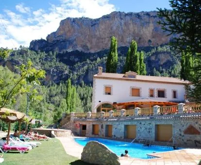 Preciosa hospedería con piscina y zonas exteriores en un tranquilo entorno natural.