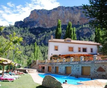 Hotel con encanto en la naturaleza con piscina y zona exterior.